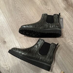 NWT Cougar x Jill Malek Black and Silver Striped Metallic Rain Booties